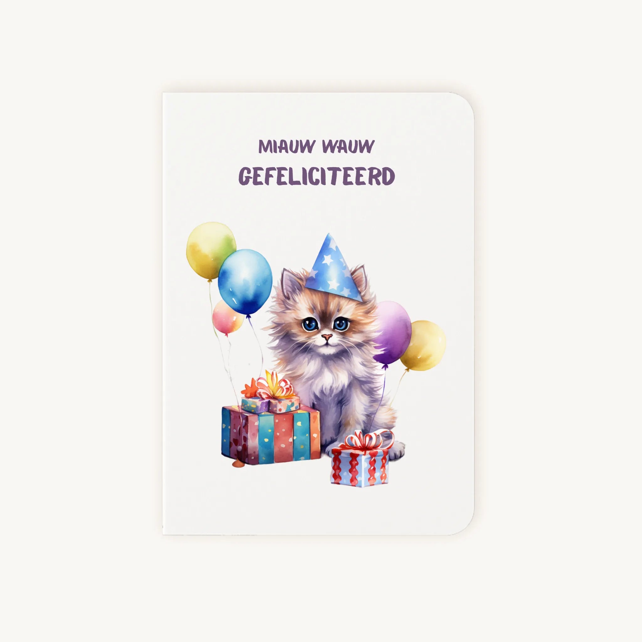 Staande dubbelgevouwen verjaardagskaart met vrolijke feestkat, ballonnen en cadeautjes, met tekst Miauw wauw gefeliciteerd, flatlay op lichte achtergrond.