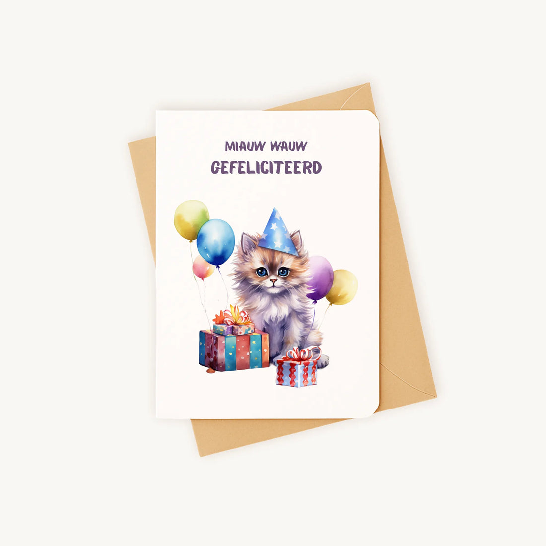 Staande verjaardagskaart met katillustratie op kraftenvelop.