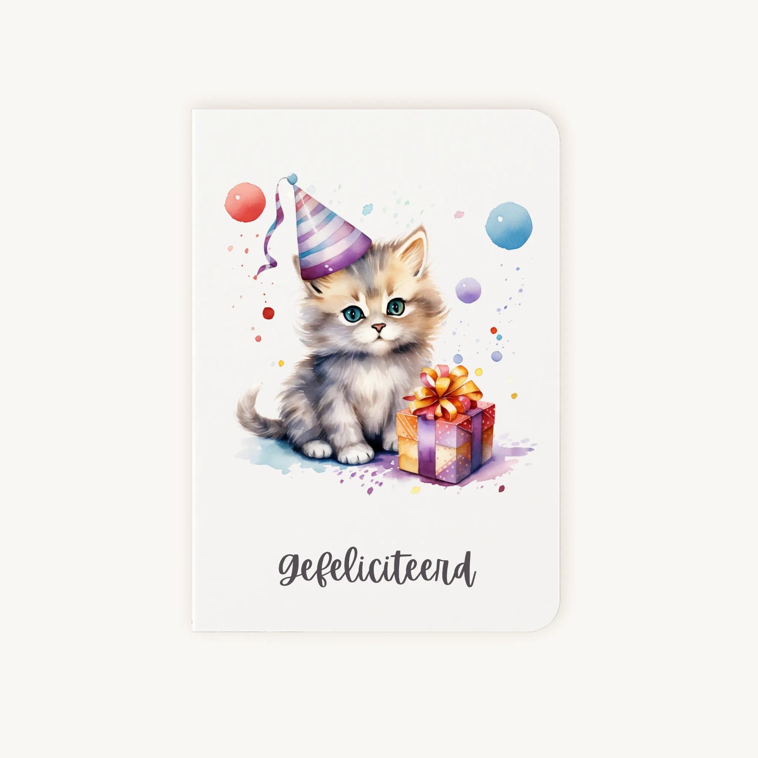 Staande dubbelgevouwen verjaardagskaart met lieve teddybeer met strik, ballonnen en cadeautjes, met tekst Gefeliciteerd, flatlay op lichte achtergrond.