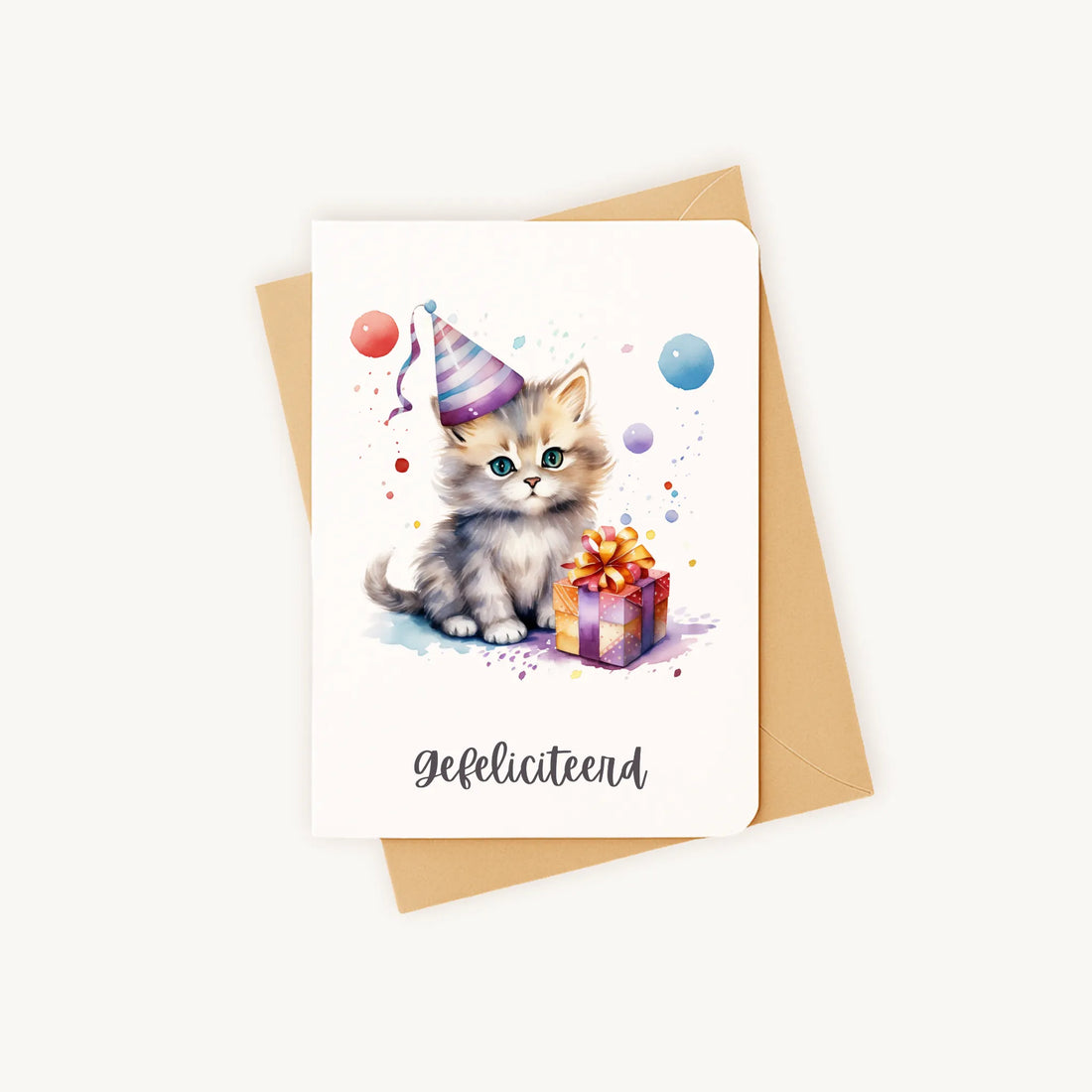 Staande verjaardagskaart met kittenillustratie op kraftenvelop.