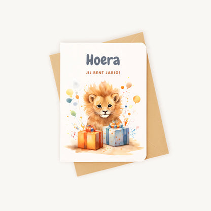 Staande verjaardagskaart met leeuwenwelpillustratie op kraftenvelop.