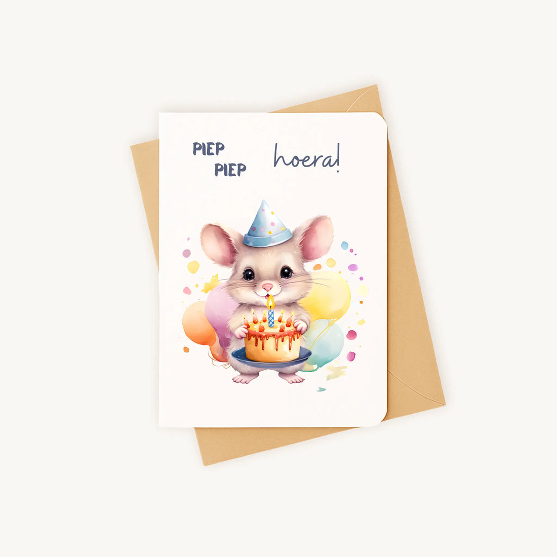 Staande verjaardagskaart met muisillustratie en pastelkleuren op kraftenvelop.