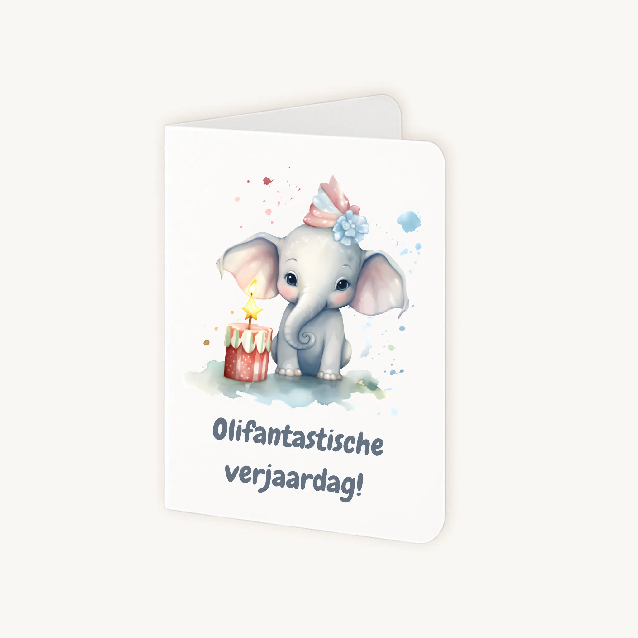 Staande verjaardagskaart half geopend met olifant en pastelkleuren.