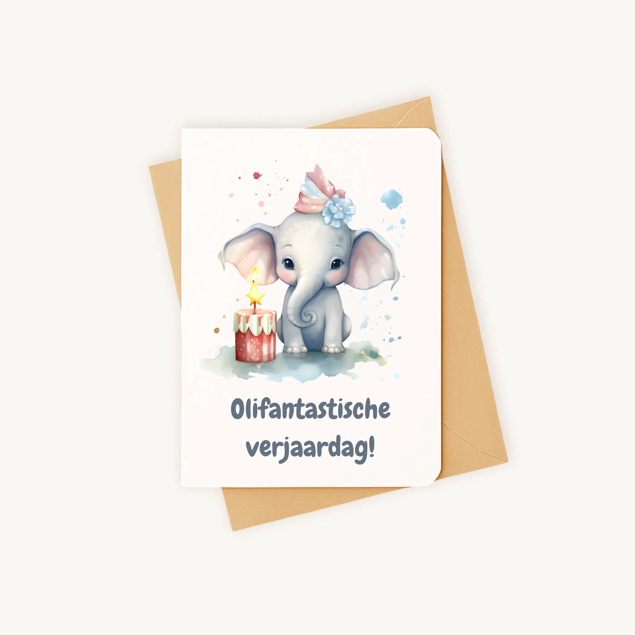 Staande verjaardagskaart met olifantillustratie op kraftenvelop.