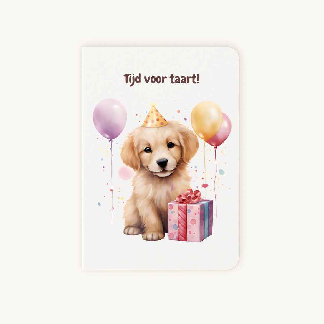 Staande dubbelgevouwen verjaardagskaart met schattige puppy met feesthoedje, kleurrijke ballonnen en cadeau, met tekst Tijd voor taart, flatlay op lichte achtergrond.