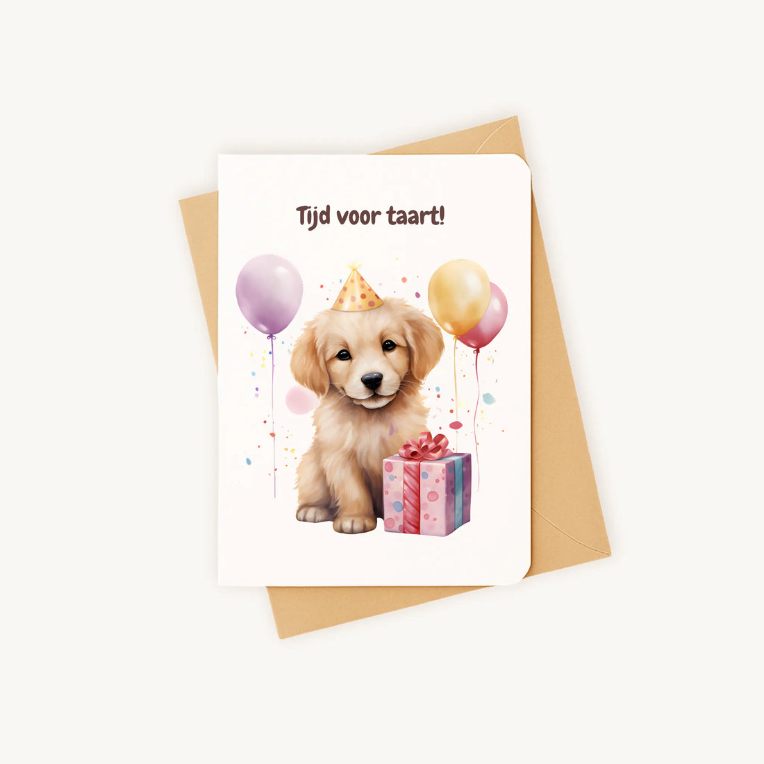 Staande verjaardagskaart met puppyillustratie op kraftenvelop.