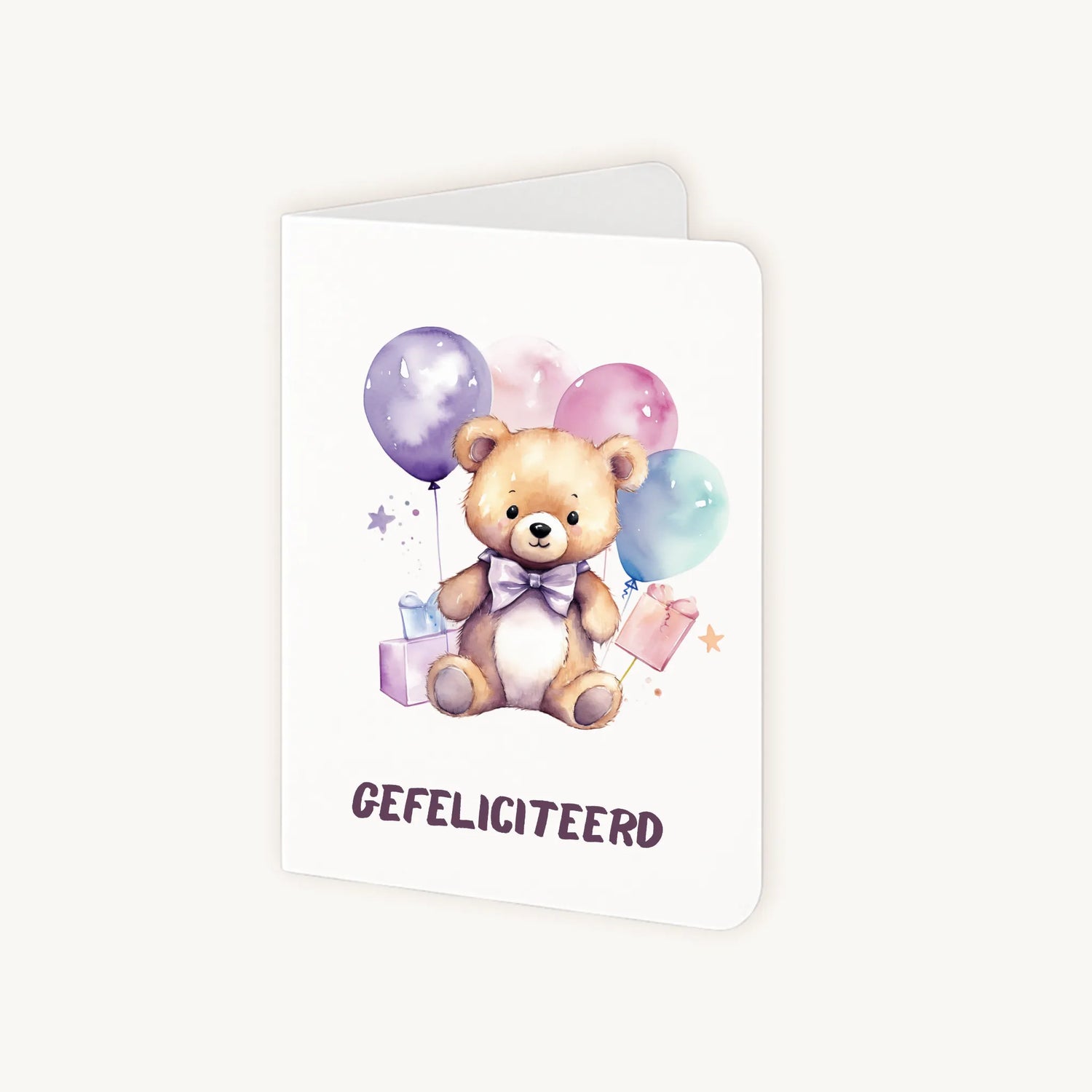 Staande verjaardagskaart half geopend met teddybeerillustratie.