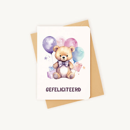 Staande verjaardagskaart met teddybeerillustratie op kraftenvelop.