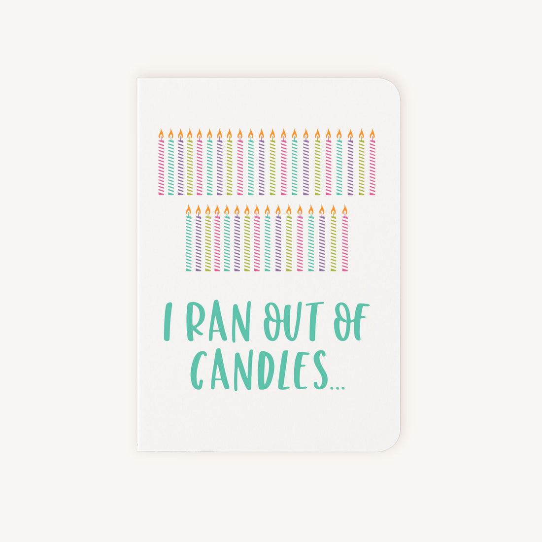 Verjaardagskaart kaarsjes met kleurrijke kaarsen en tekst I ran out of candles op witte achtergrond