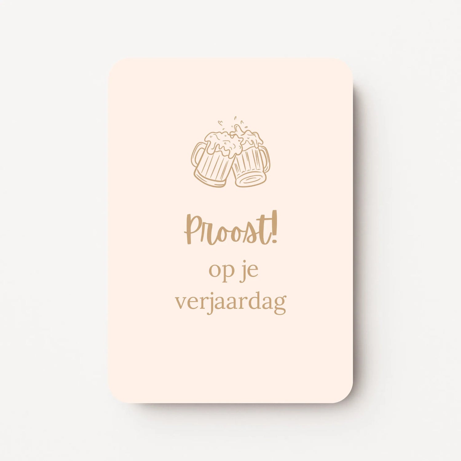 Staande verjaardagskaart voor mannen met goudbeige tekst ‘Proost! op je verjaardag’ en bovenaan een lijntekening van twee proostende bierpullen, op een crèmekleurige achtergrond, flatlay op witte ondergrond.