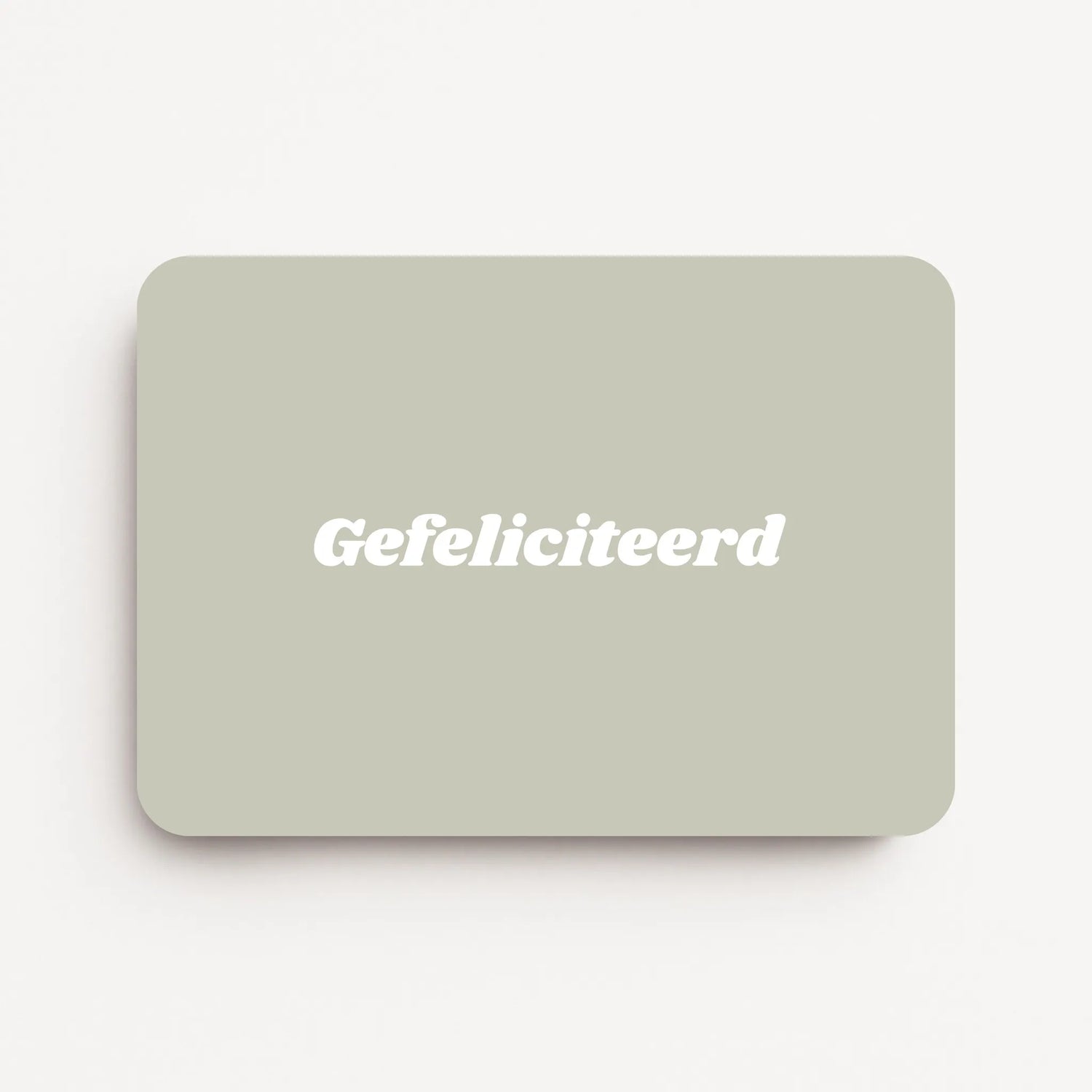 Liggende verjaardagskaart voor een man met witte tekst ‘Gefeliciteerd’ op een lichtgrijze achtergrond, strak en eenvoudig ontwerp, flatlay op witte ondergrond.