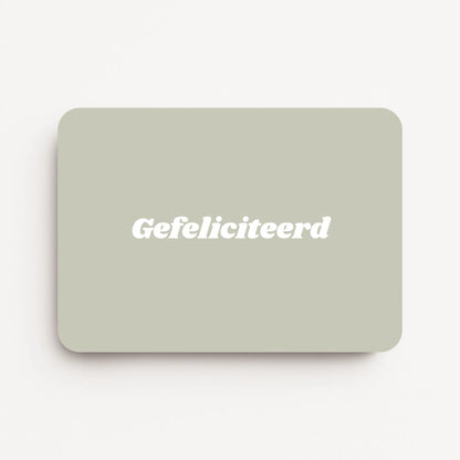 Liggende verjaardagskaart voor een man met witte tekst ‘Gefeliciteerd’ op een lichtgrijze achtergrond, strak en eenvoudig ontwerp, flatlay op witte ondergrond.