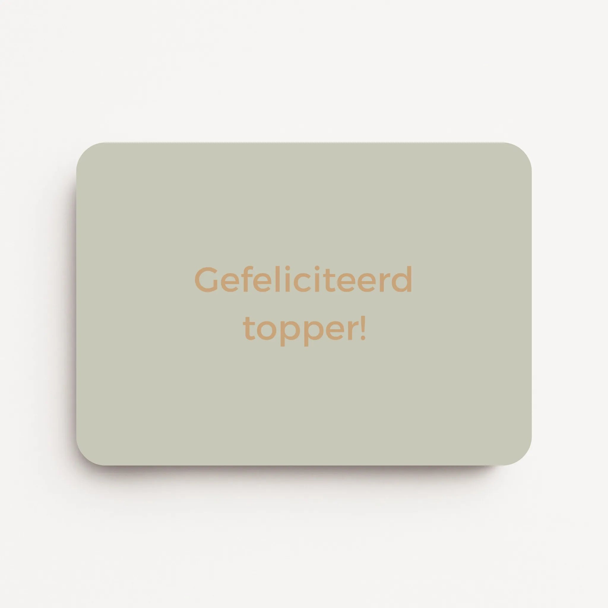 Liggende lichtgrijze verjaardagskaart met goudbruine tekst "Gefeliciteerd topper!".