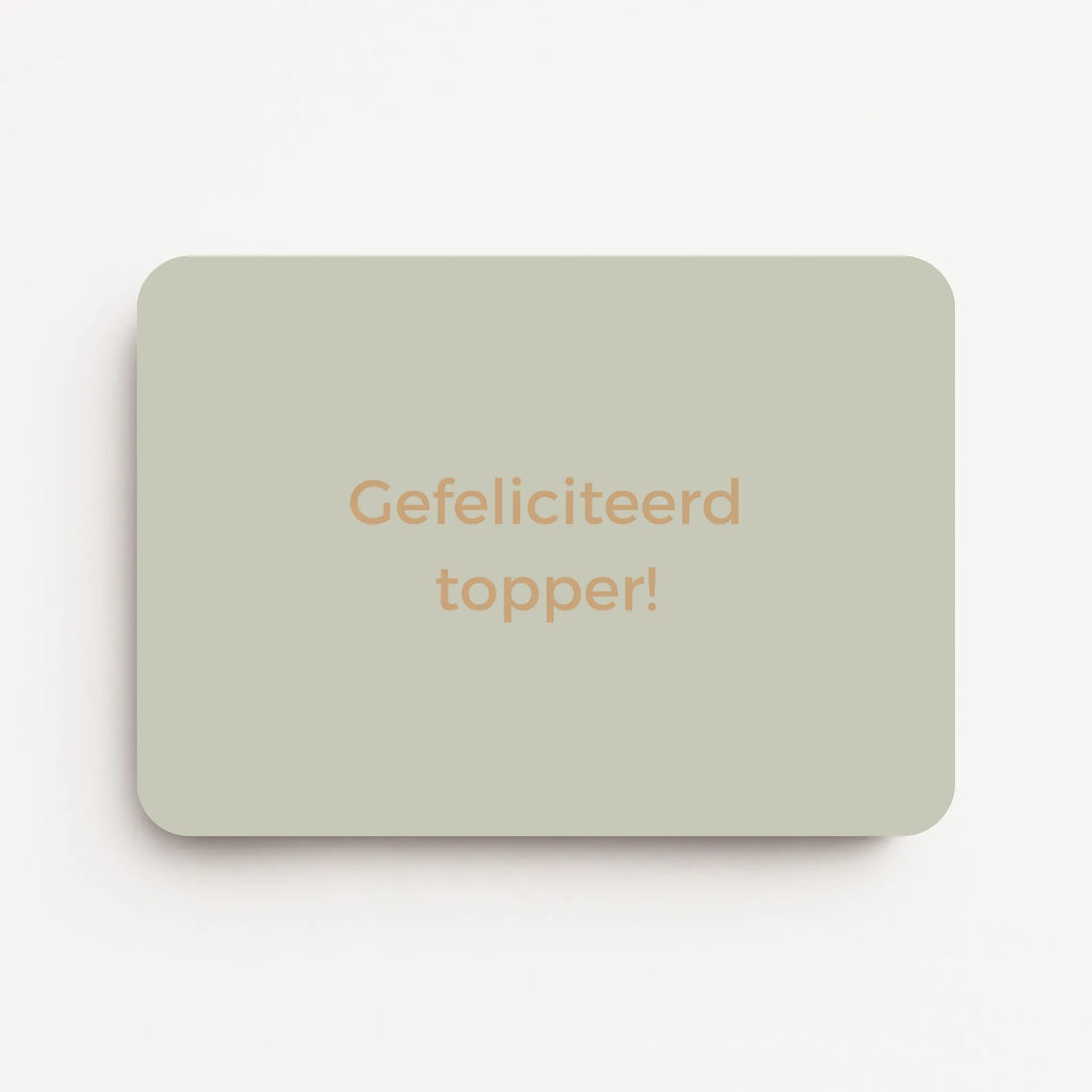 Liggende verjaardagskaart voor mannen met goudbeige tekst ‘Gefeliciteerd topper!’ op een lichtgrijze achtergrond, flatlay op witte ondergrond.