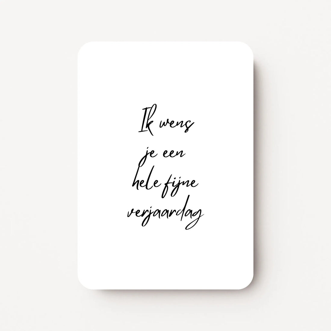 Staande verjaardagskaart voor mannen met zwarte tekst ‘Ik wens je een hele fijne verjaardag’, minimalistisch ontwerp op witte achtergrond, flatlay op witte ondergrond.