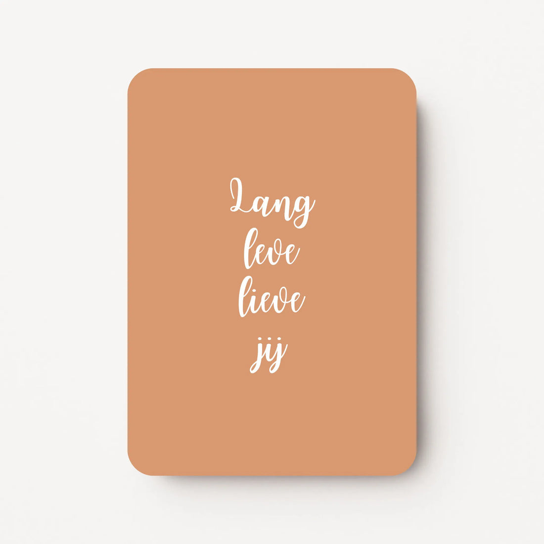 Staande verjaardagskaart voor een man met witte tekst ‘Lang leve lieve jij’ op een zandkleurige achtergrond, rustig en modern ontwerp, flatlay op witte ondergrond.