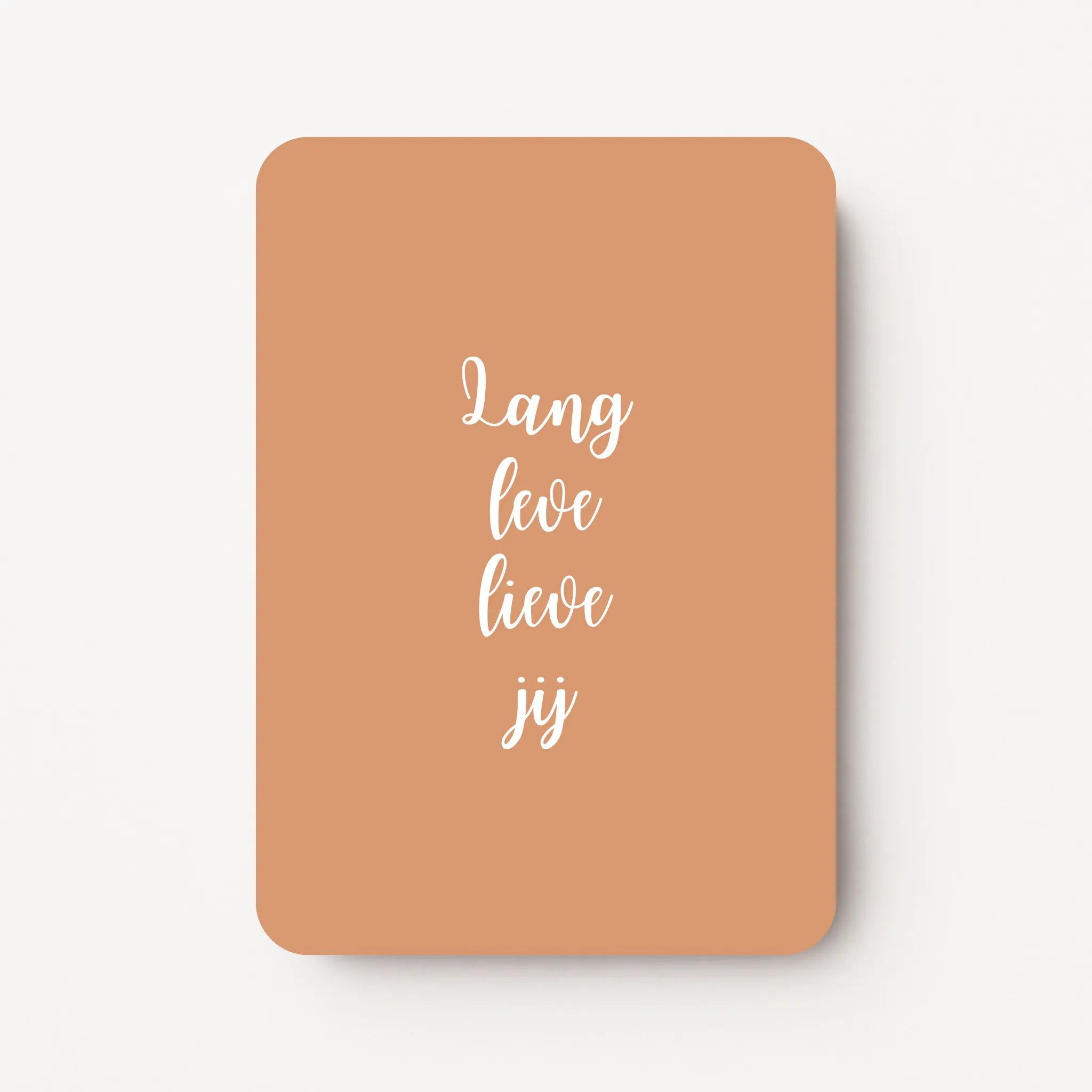 Staande verjaardagskaart voor een man met witte tekst ‘Lang leve lieve jij’ op een zandkleurige achtergrond, rustig en modern ontwerp, flatlay op witte ondergrond.