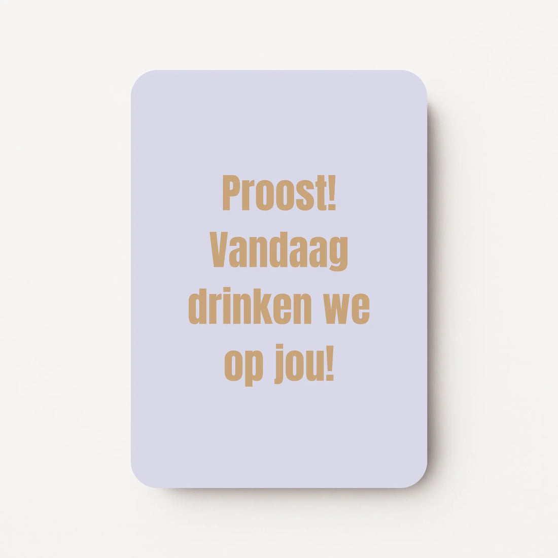 Staande verjaardagskaart voor mannen met goudbeige tekst ‘Proost! Vandaag drinken we op jou!’ op een lichtblauwe achtergrond, flatlay op witte ondergrond.