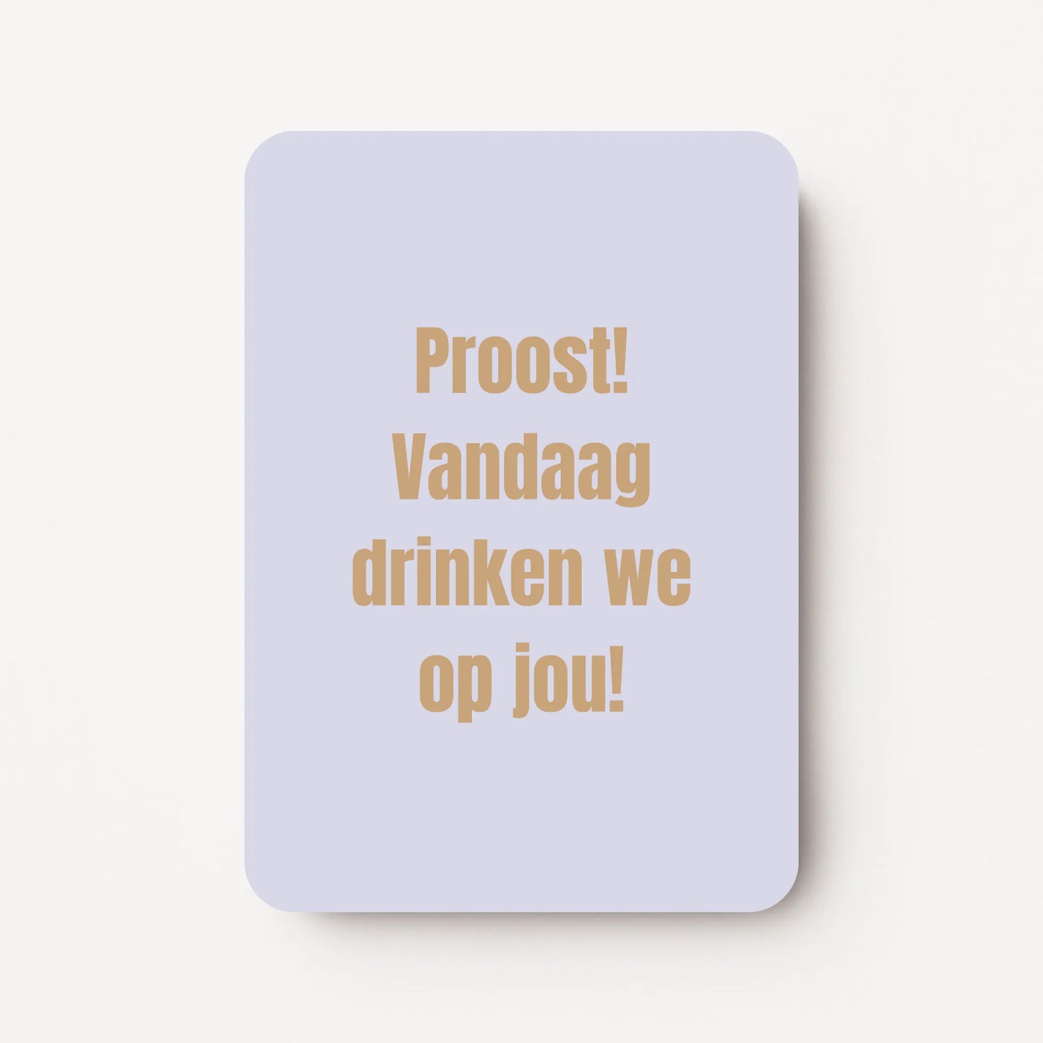 Staande verjaardagskaart voor mannen met goudbeige tekst ‘Proost! Vandaag drinken we op jou!’ op een lichtblauwe achtergrond, flatlay op witte ondergrond.