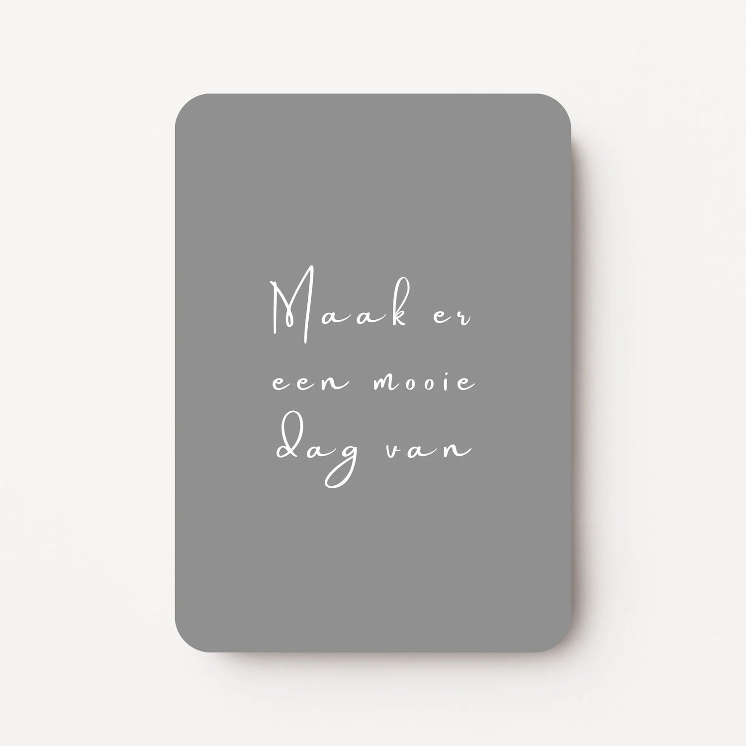 Staande verjaardagskaart voor een man met witte tekst ‘Maak er een mooie dag van’ op een grijze achtergrond, minimalistisch ontwerp, flatlay op witte ondergrond.