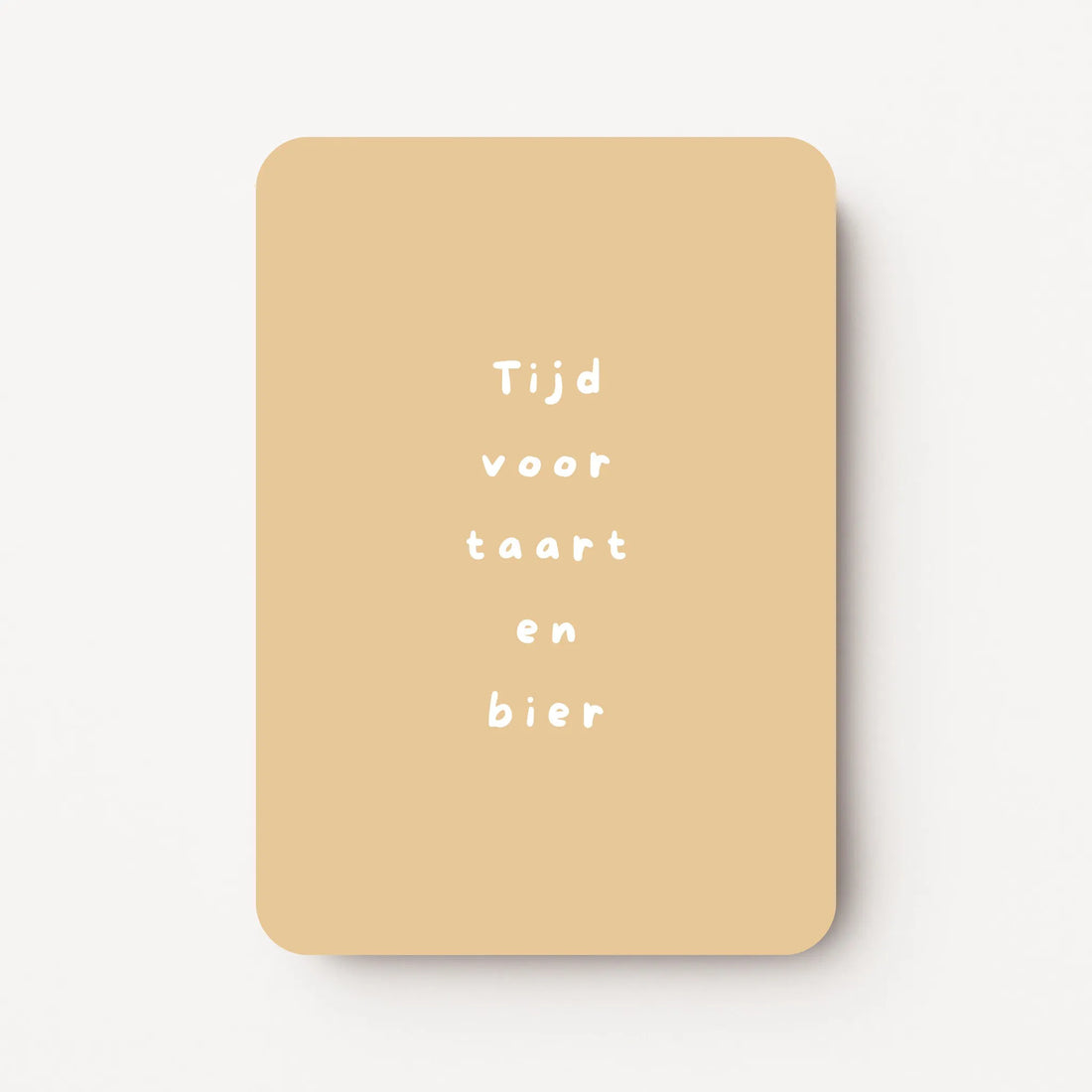Staande verjaardagskaart voor een man met witte tekst ‘Tijd voor taart en bier’ op een zachte geelgouden achtergrond, speels ontwerp, flatlay op witte ondergrond.