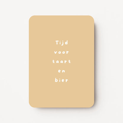 Staande verjaardagskaart voor een man met witte tekst ‘Tijd voor taart en bier’ op een zachte geelgouden achtergrond, speels ontwerp, flatlay op witte ondergrond.