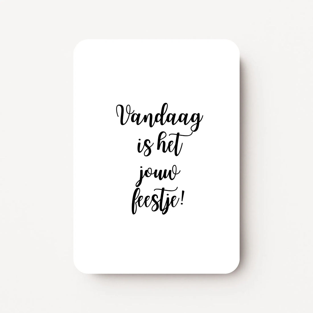 Staande verjaardagskaart voor mannen met zwarte tekst ‘Vandaag is het jouw feestje!’, minimalistisch ontwerp op witte achtergrond, flatlay op witte ondergrond.
