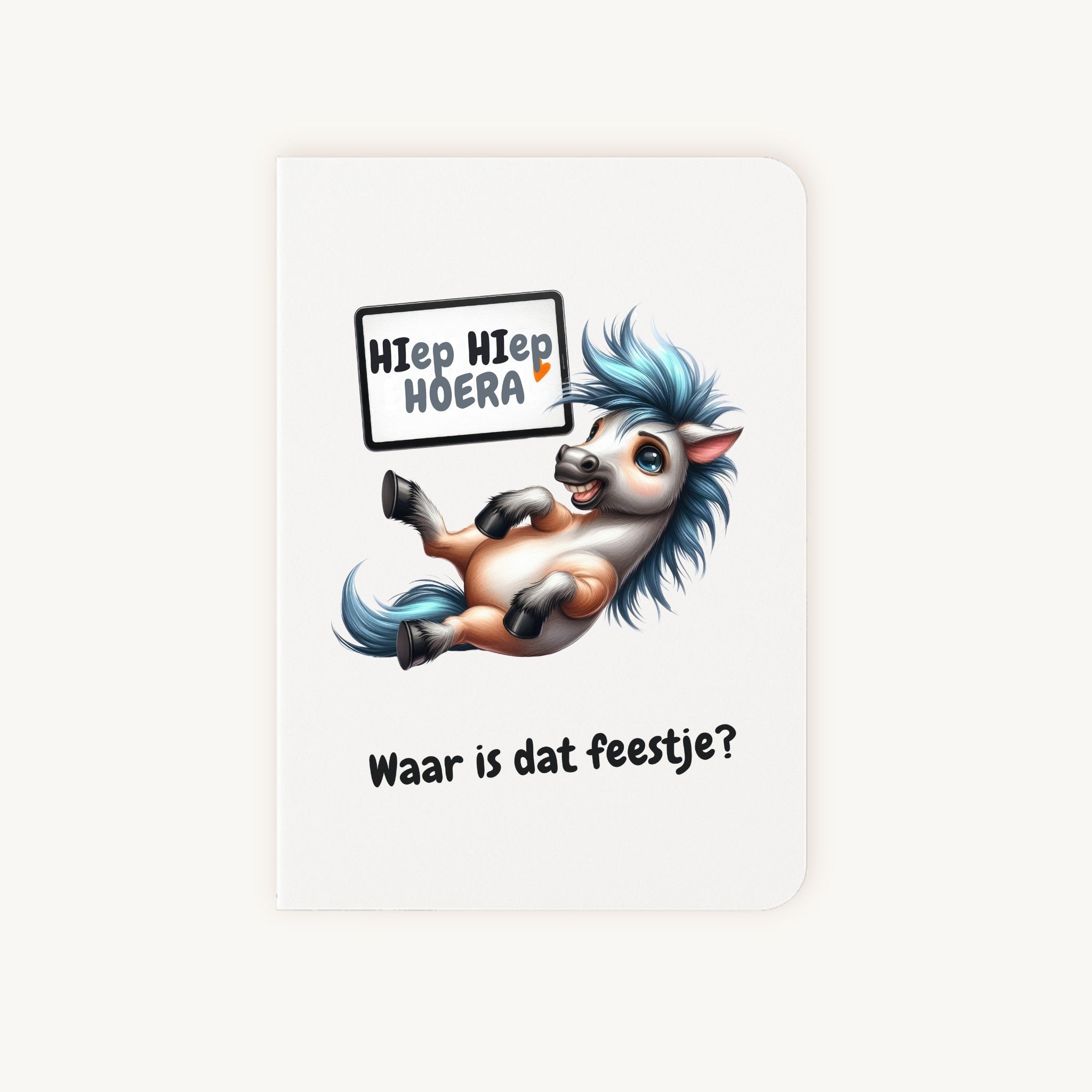 Verjaardagskaart met schattige pony en blauwe manen, tekst Hiep Hiep Hoera