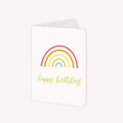 Half geopende verjaardagskaart met regenboog en witte binnenkant