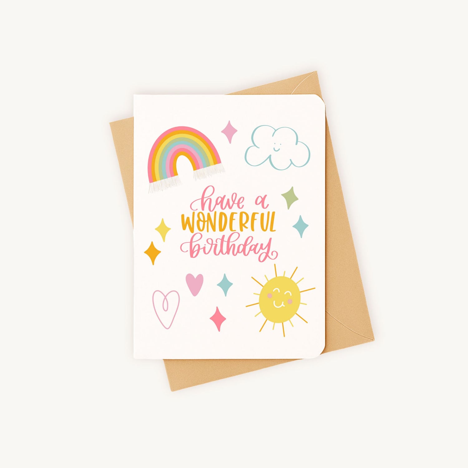 Verjaardagskaart regenboog liggend met kraft envelop klaar voor verzending