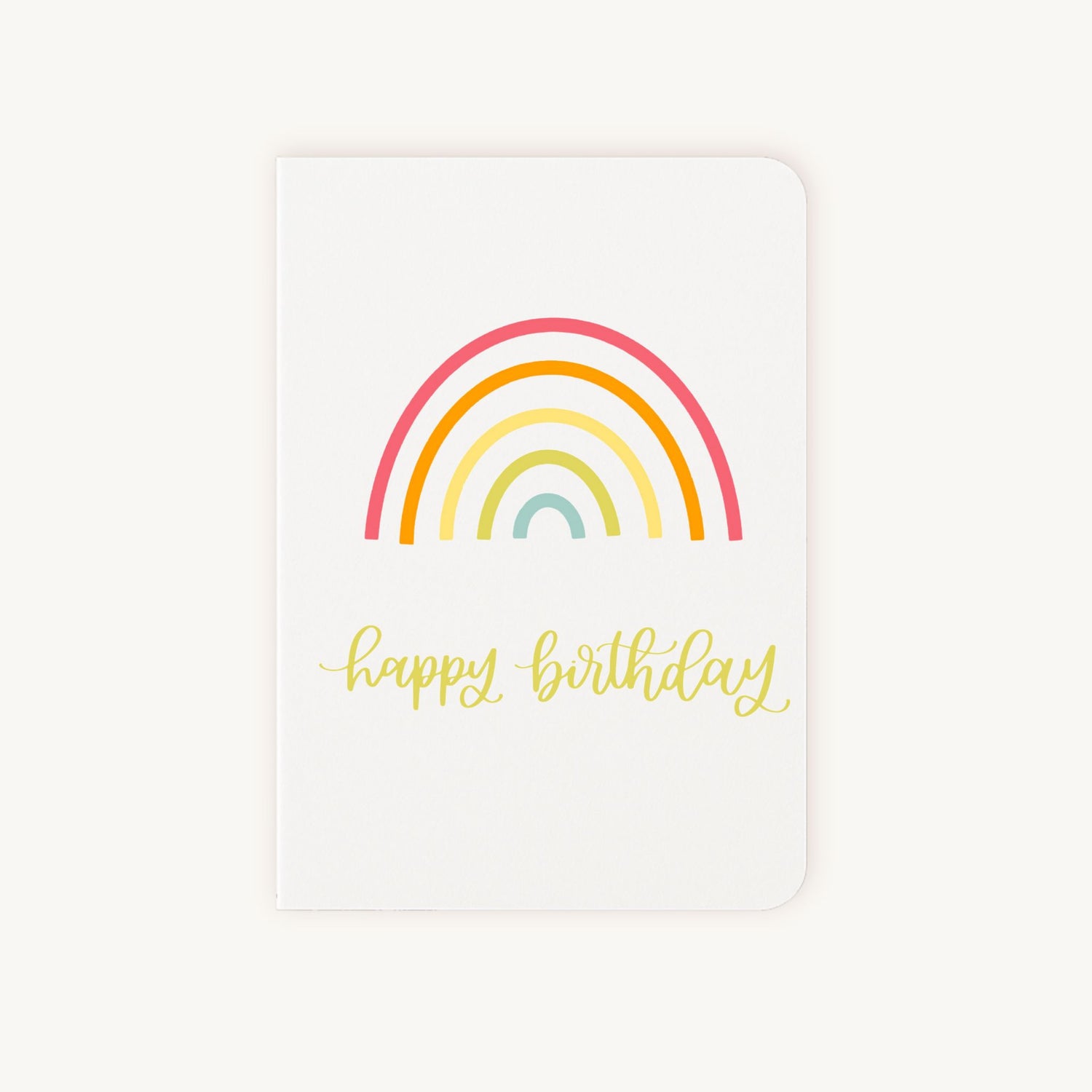 Voorkant verjaardagskaart met regenboog en happy birthday teks