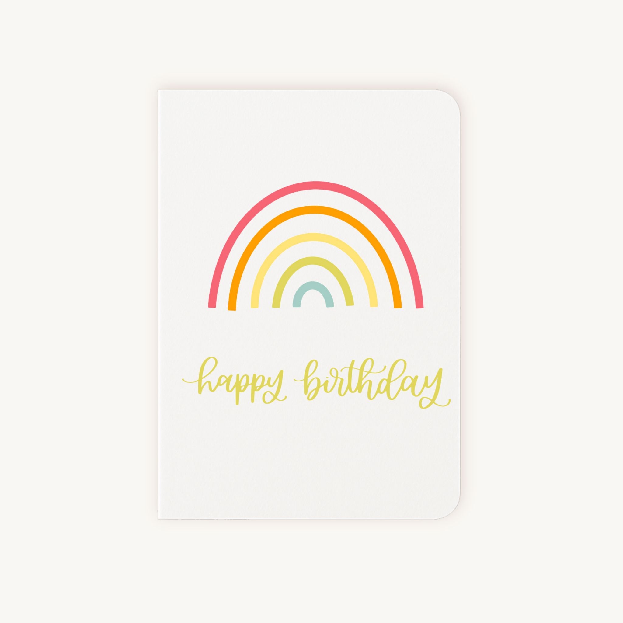 Voorkant verjaardagskaart met regenboog en happy birthday teks