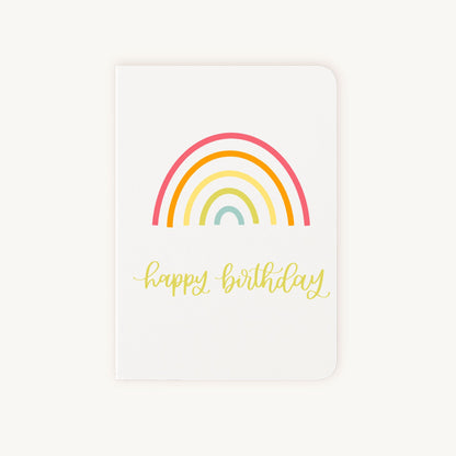 Voorkant verjaardagskaart met regenboog en happy birthday teks