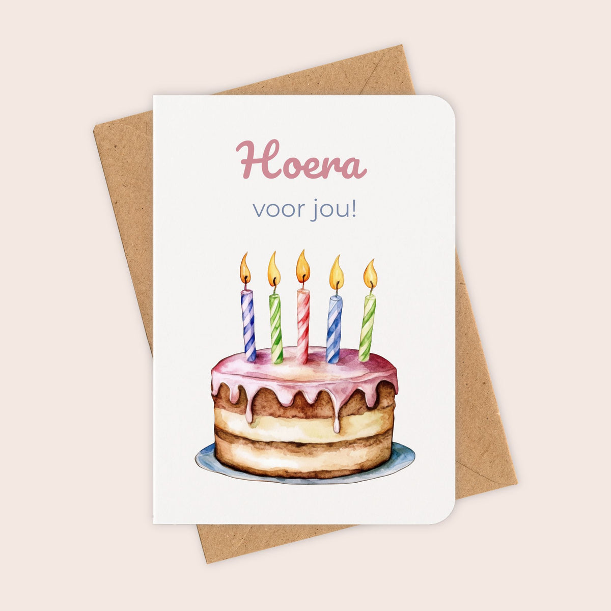Verjaardagskaart ‘Hoera voor jou!’ met taart en kraftenvelop