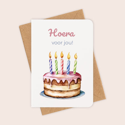 Verjaardagskaart ‘Hoera voor jou!’ met taart en kraftenvelop