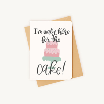 Verjaardagskaart taart liggend met kraft envelop voor verzending