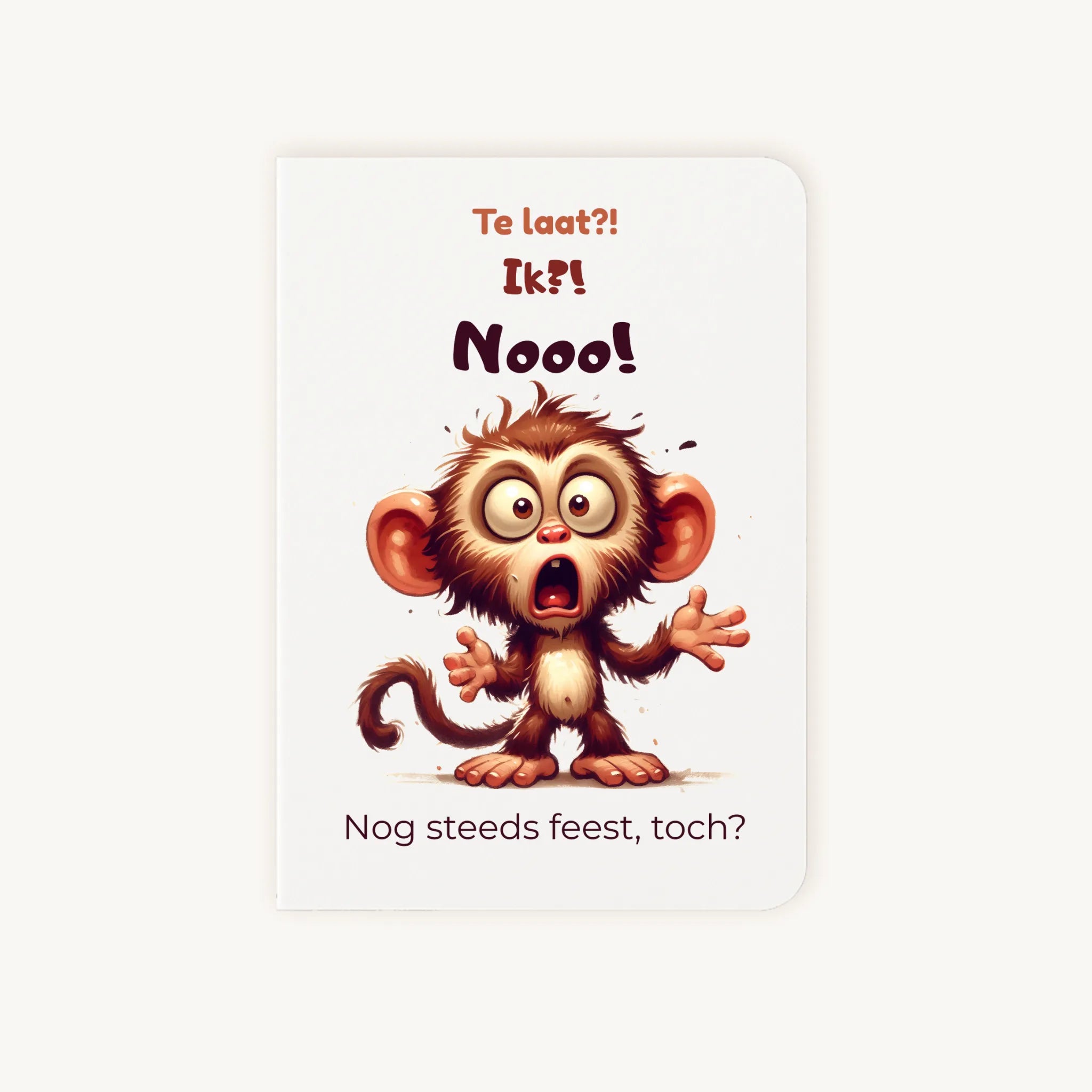 Staande dubbelgevouwen verjaardagskaart met schattige verbaasde aap in cartoonstijl en speelse typografie, met tekst Te laat?! Ik?! Nooo! Nog steeds feest toch?, flatlay op lichte achtergrond.