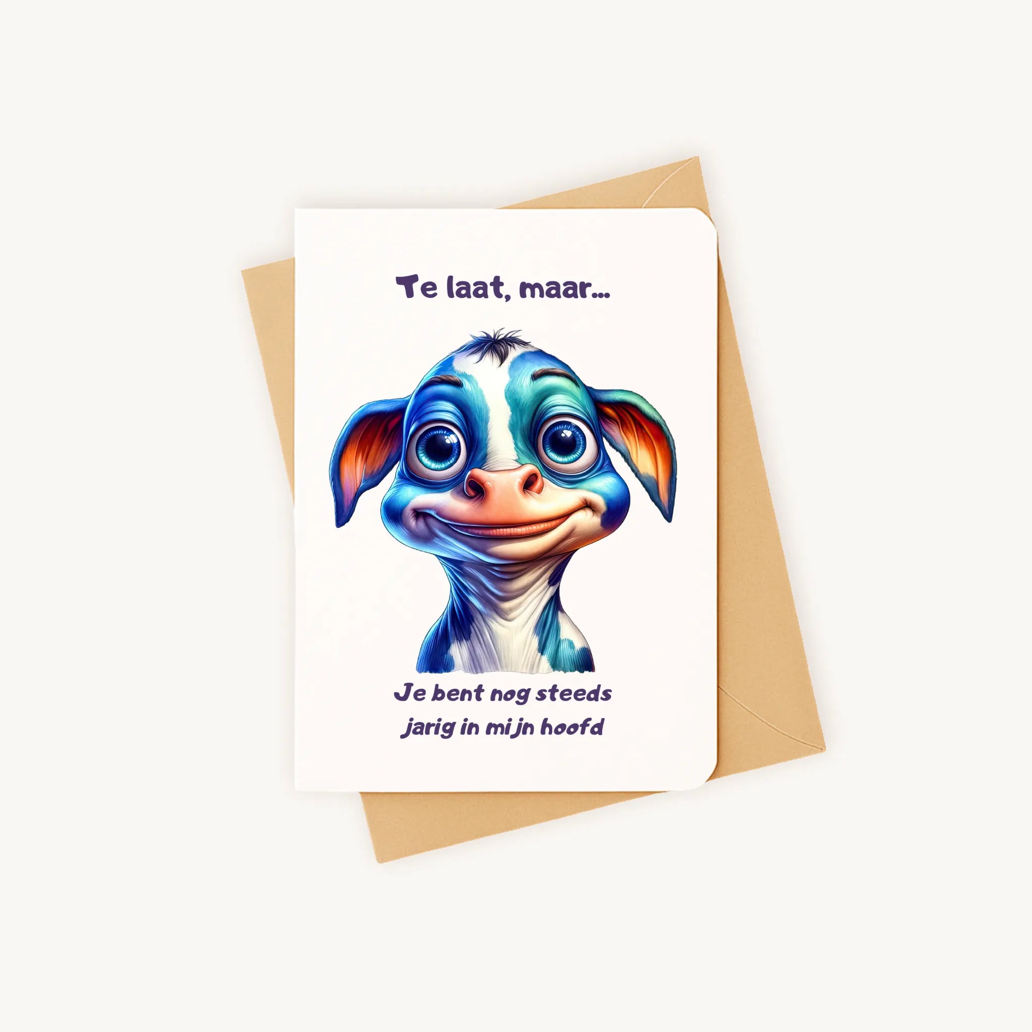 Staande verjaardagskaart met illustratie van blauwe ogen-koe op kraftenvelop.