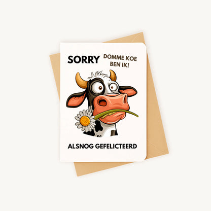 Staande verjaardagskaart met koeillustratie op kraftenvelop.