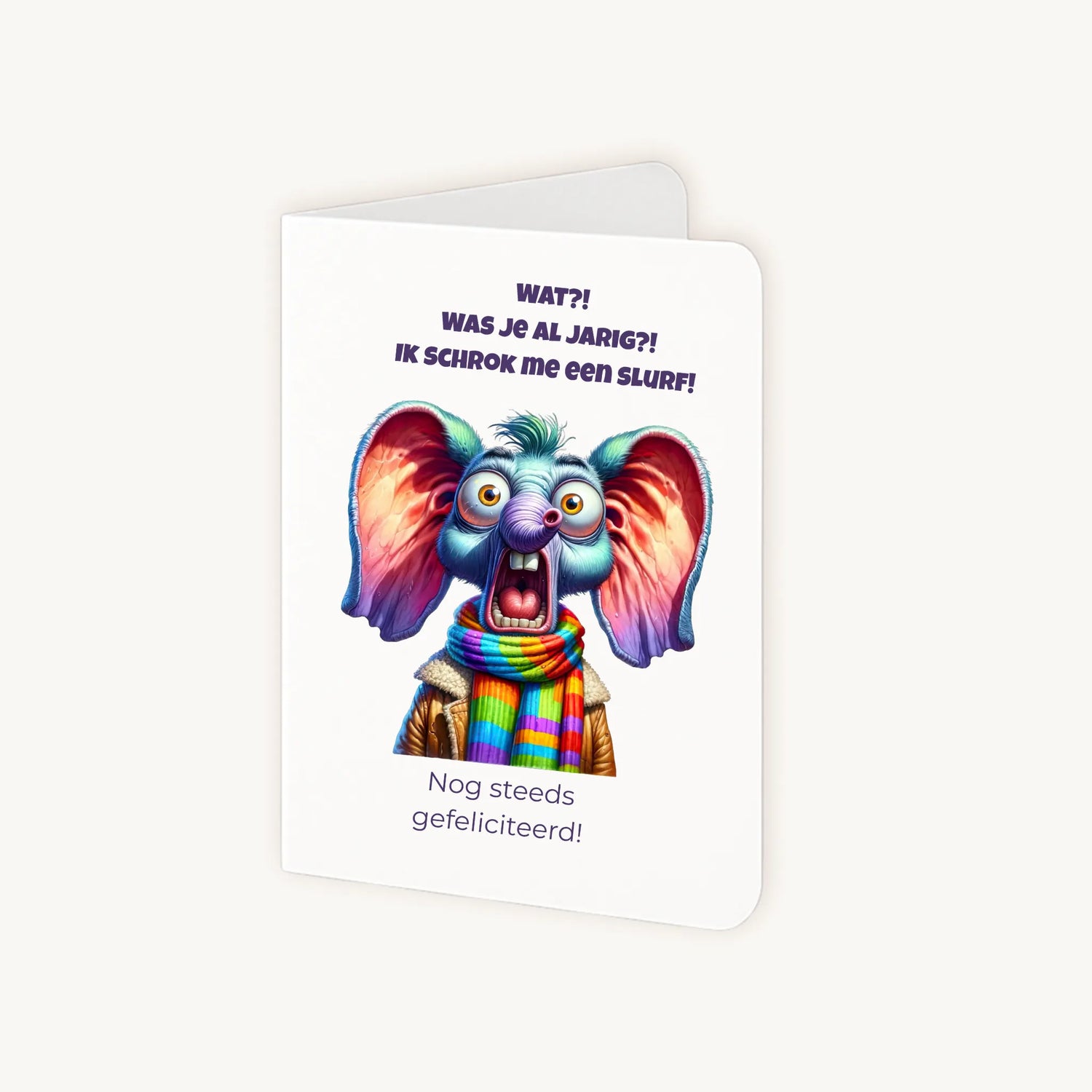 Staande verjaardagskaart half geopend met olifantillustratie en grappige tekst.