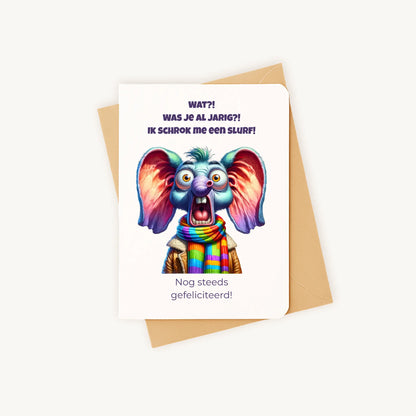 Staande verjaardagskaart met olifantillustratie op kraftenvelop.