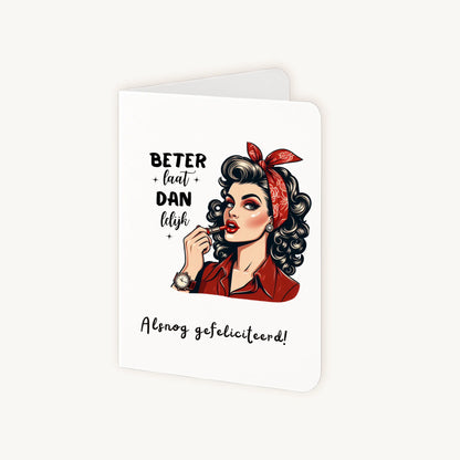 Staande verjaardagskaart half geopend met retro vrouwillustratie en humoristische tekst.