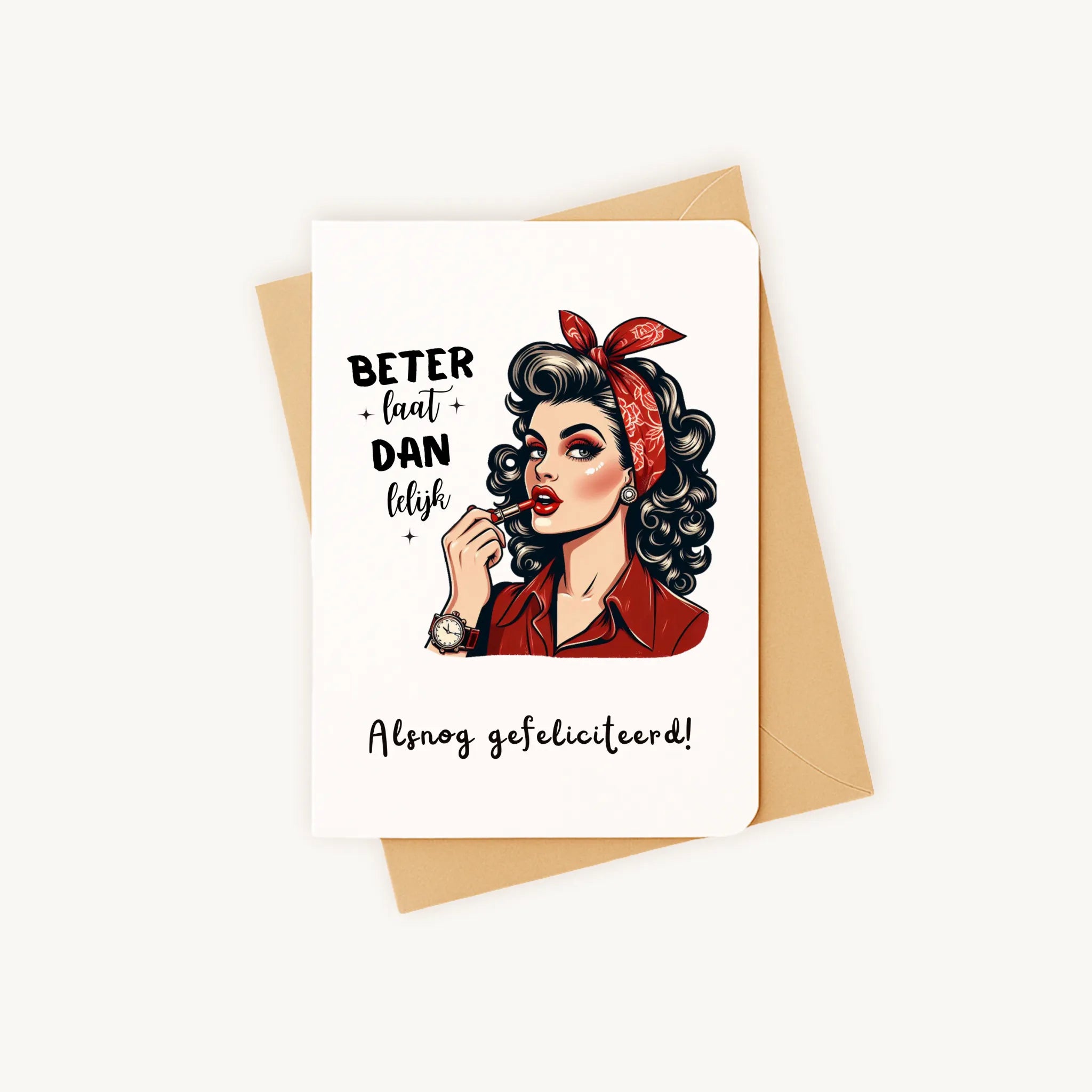 Staande verjaardagskaart met retro vrouwillustratie op een kraftenvelop.