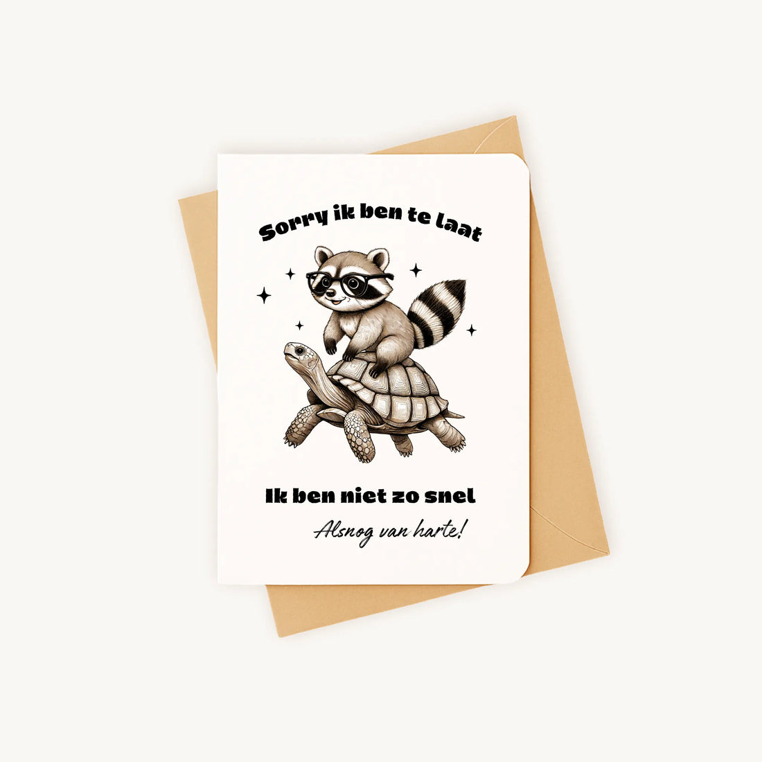 Staande verjaardagskaart met wasbeer en schildpadillustratie op kraftenvelop.