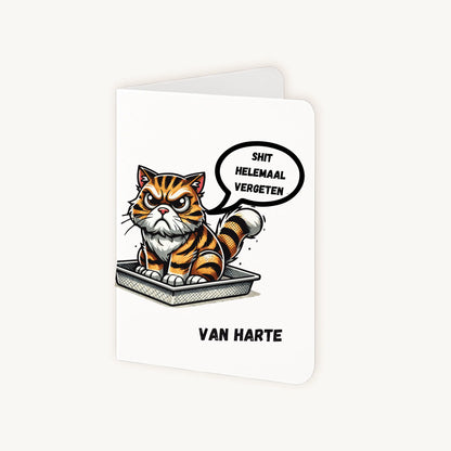Staande verjaardagskaart half geopend met tijgerkat in kattenbak en grappige tekst.