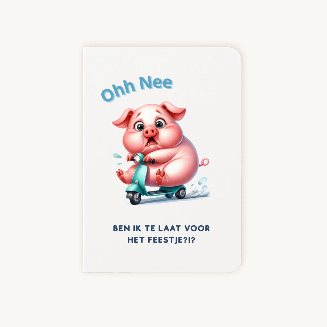 Staande dubbelgevouwen verjaardagskaart met roze varkentje op blauw scootertje en tekst ‘Ohh Nee – Ben ik te laat voor het feestje?!?’, flatlay op lichte achtergrond.