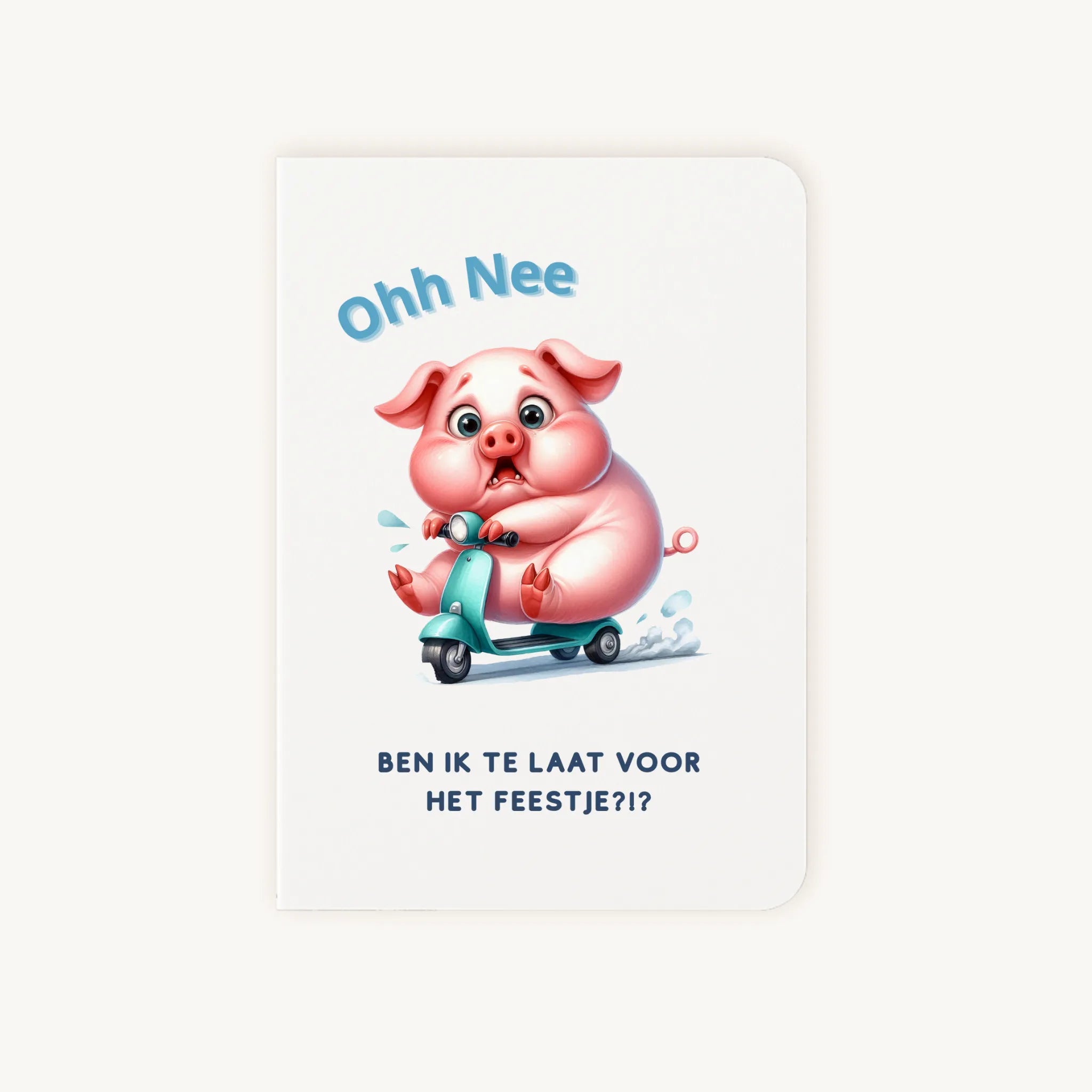 Staande dubbelgevouwen verjaardagskaart met roze varkentje op blauw scootertje en tekst ‘Ohh Nee – Ben ik te laat voor het feestje?!?’, flatlay op lichte achtergrond.
