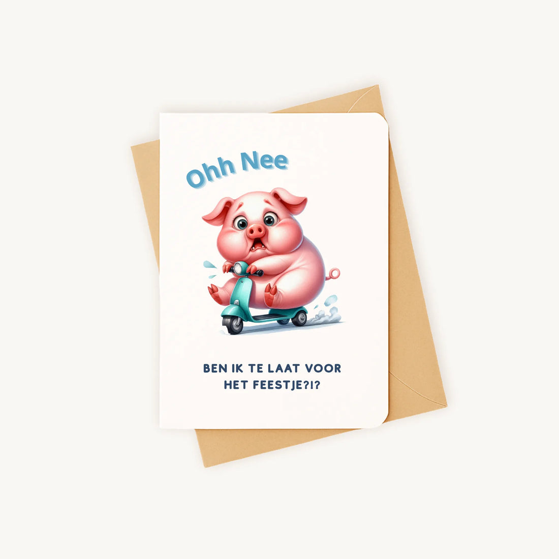 Staande verjaardagskaart met varkentje-op-scooterillustratie op kraftenvelop.