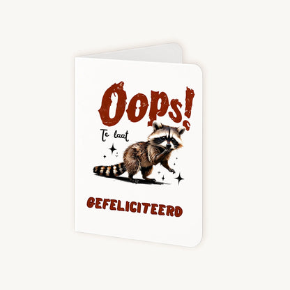 Staande verjaardagskaart half geopend met wasbeerillustratie.