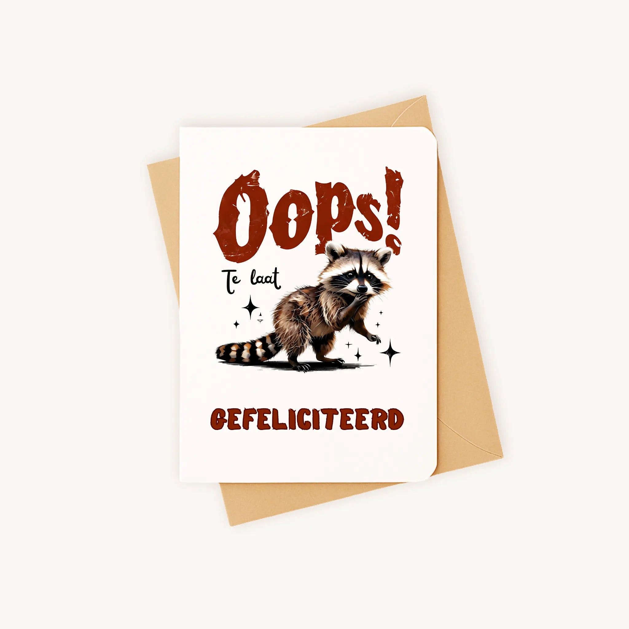 Staande verjaardagskaart met wasbeerillustratie op kraftenvelop.